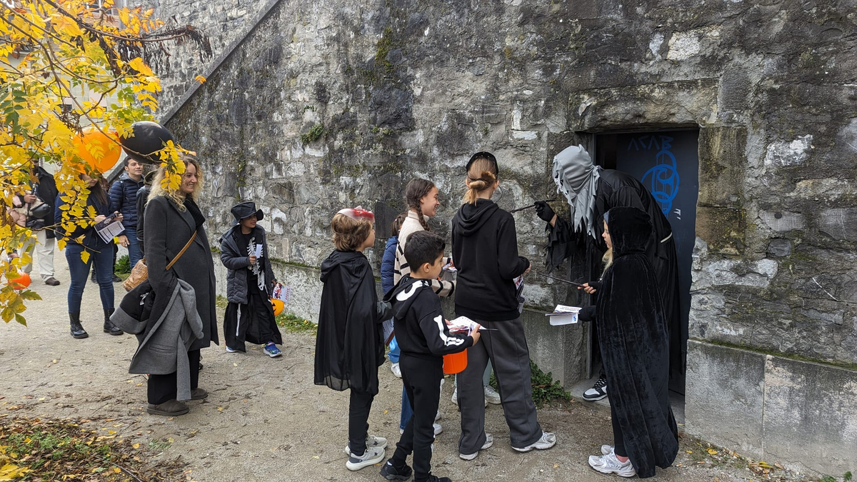 Grand jeu et chasse aux bonbons en Vieille Ville de Genève — Photo 2