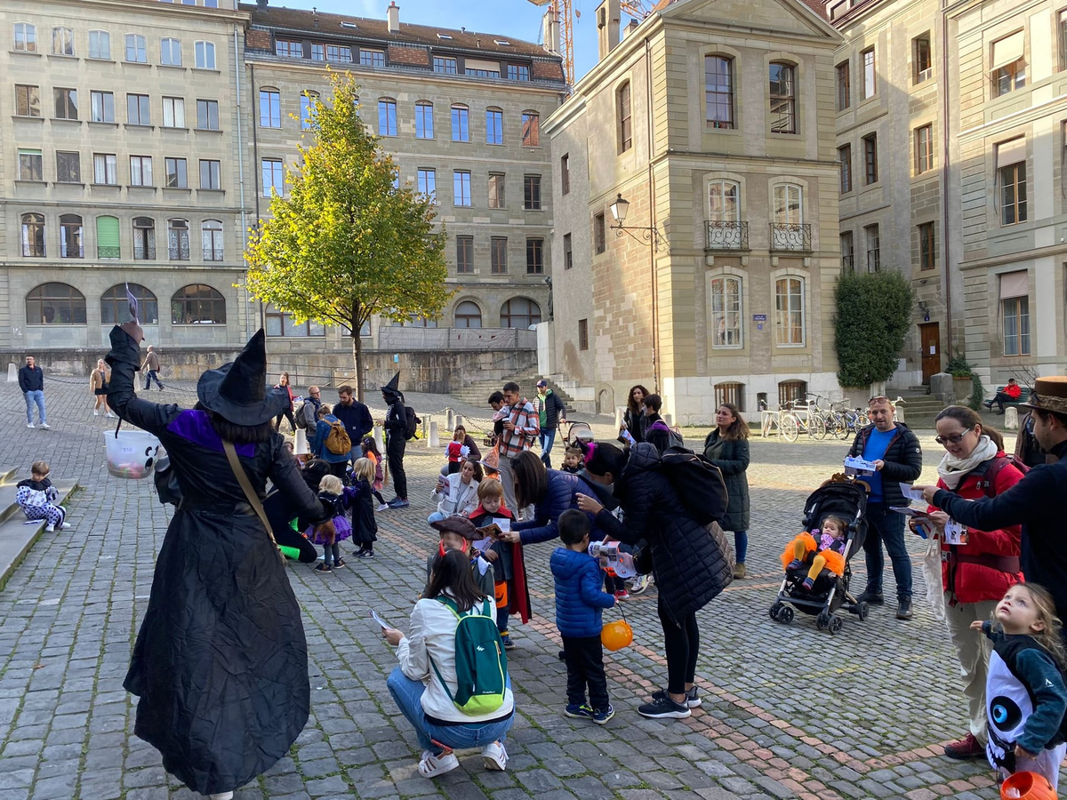 Grand jeu et chasse aux bonbons en Vieille Ville de Genève — Photo 14