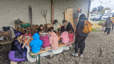 Enfants participant à un atelier dans une ferme à Genève.