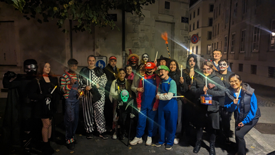 Groupe en balade aux chandelles pendant Halloween.
