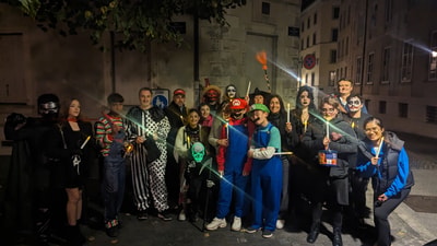 Groupe en balade aux chandelles pendant Halloween.