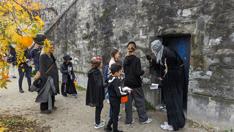 Grand jeu et chasse aux bonbons en Vieille Ville de Genève — Photo 1