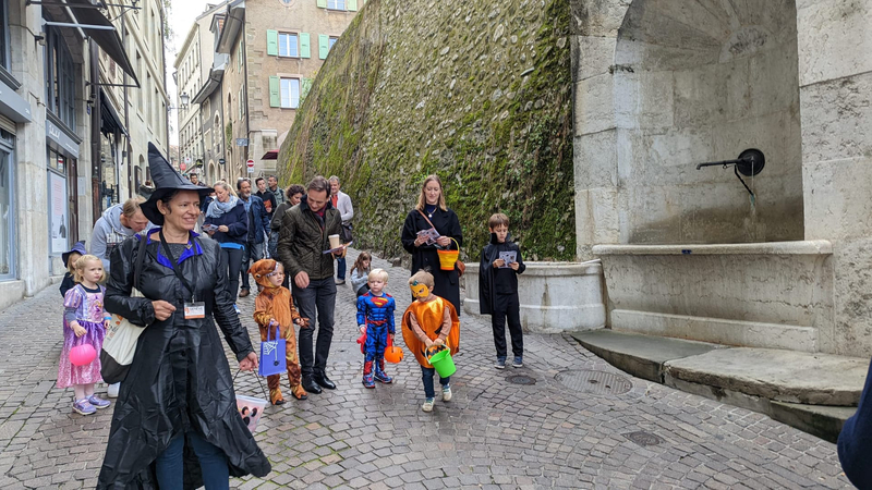 Grand jeu et chasse aux bonbons en Vieille Ville de Genève — Photo 4