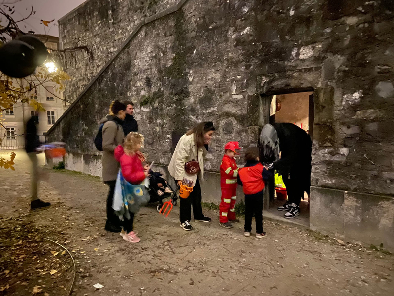 Grand jeu et chasse aux bonbons en Vieille Ville de Genève — Photo 6