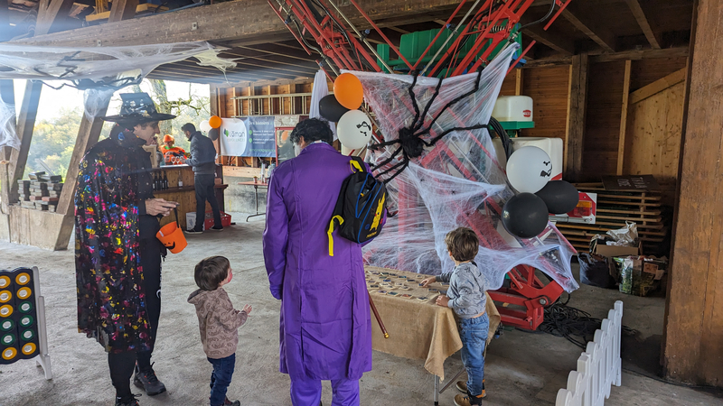 Parents et enfants s’amusant dans les jeux d’Halloween.