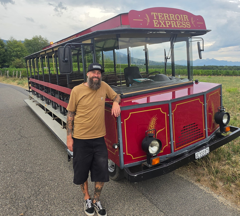 Pierrot devant son Train du Terroir dans la campagne genevoise