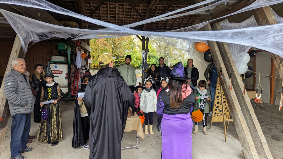 Animateurs discutant avec les enfants dans un domaine viticole.