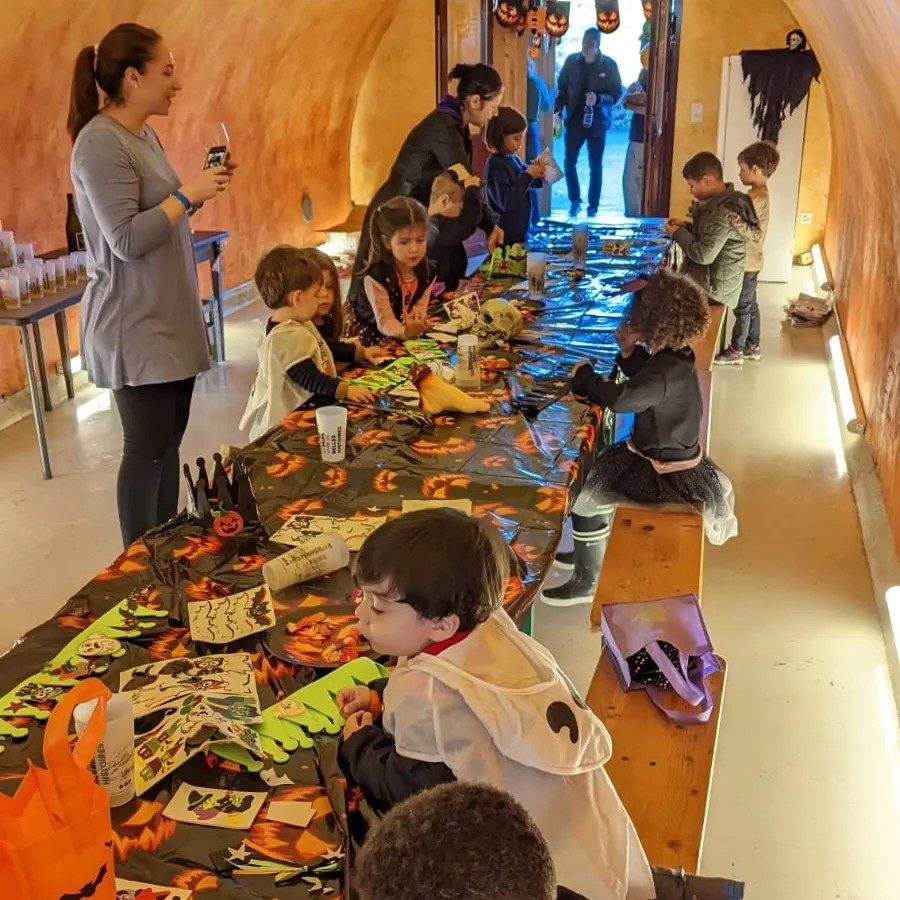 Enfants participant à un atelier bricolage dans un domaine viticole.