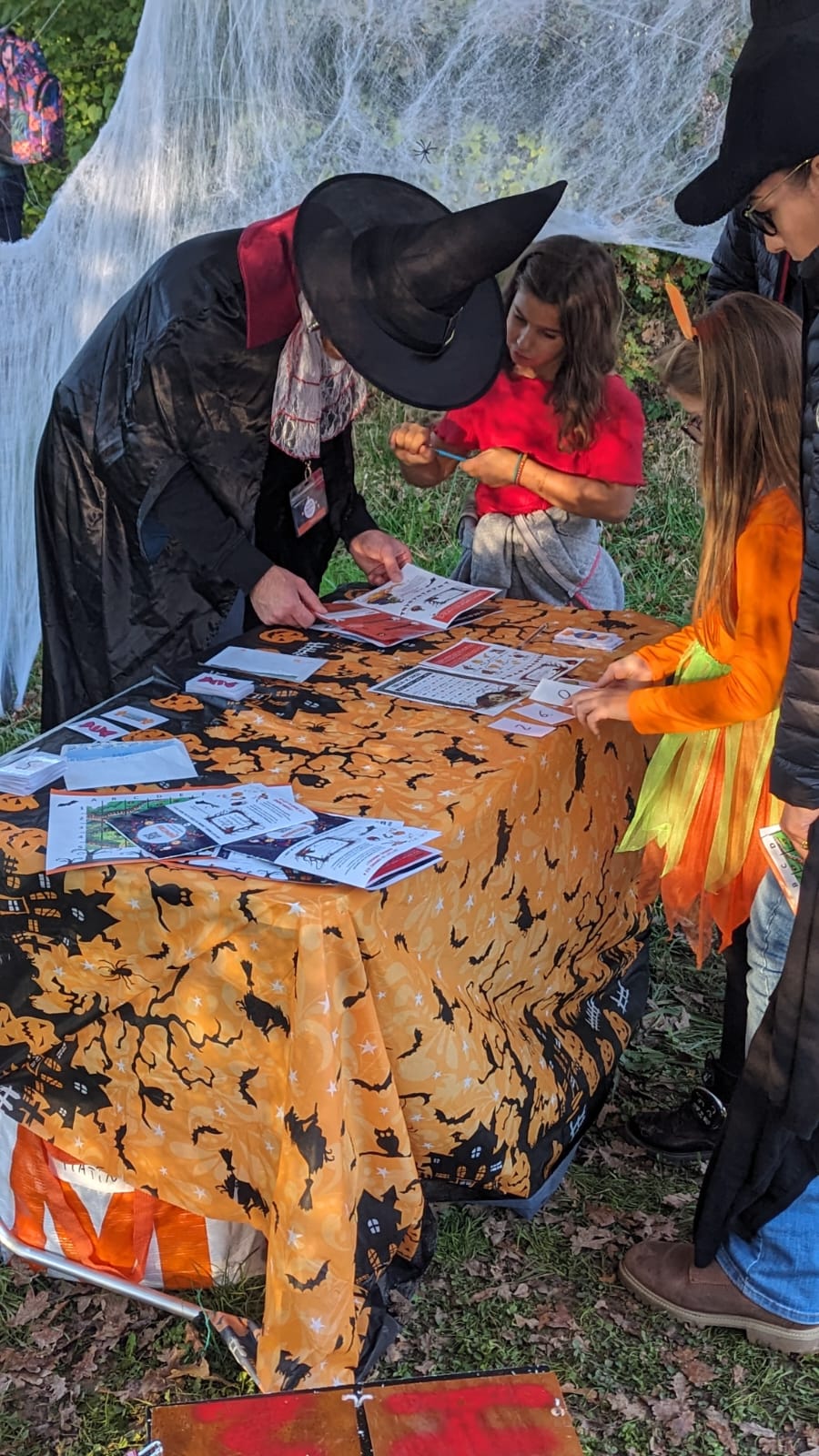 Sorcier jouant avec les enfants au parc des Evaux pendant Hallomania.