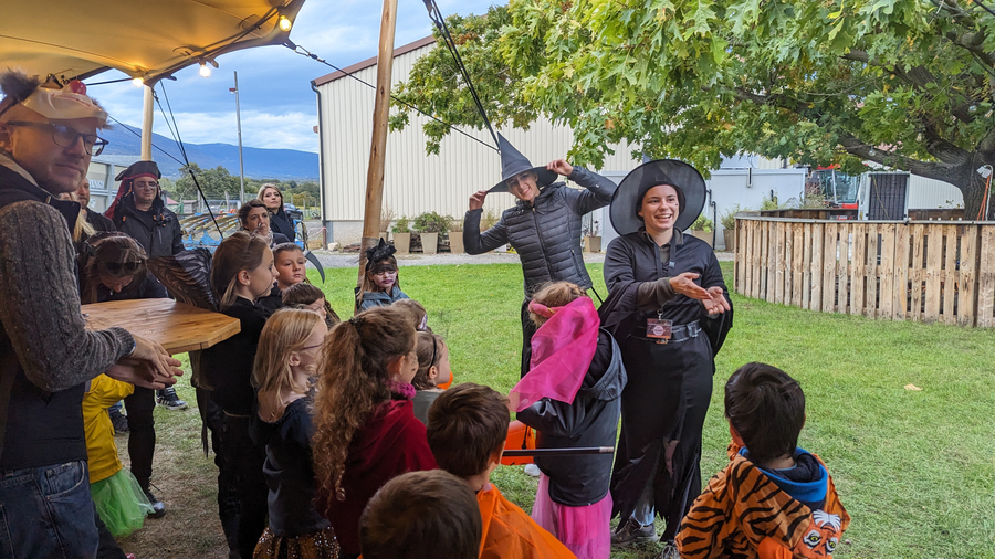 Sorcières expliquant les règles de la chasse aux bonbons aux enfants.