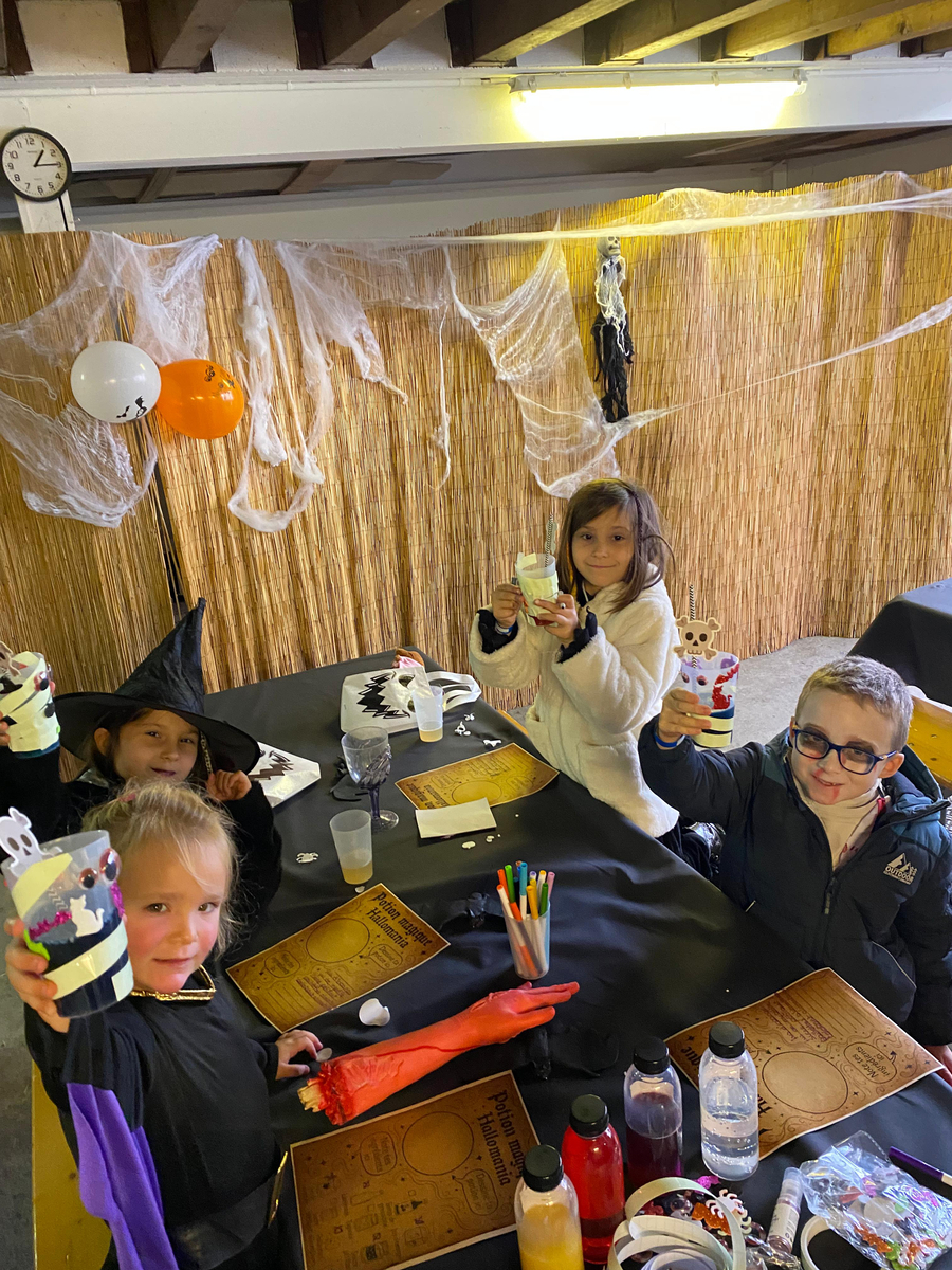 Enfants montrant le verre momie réalisé lors de leur atelier cuisine.