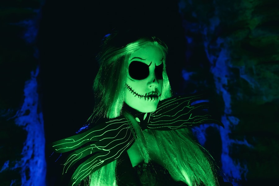 Déguisement Halloween fluo sous lumière noire